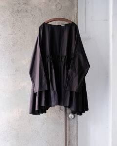 WIDE GATHER BLOUSE col.Purple Blackのサムネイル