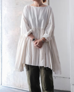 FINE COTTON OXFORD / WIDE GATHER BLOUSE col.Vintage White FINE COTTON OXFORD / WIDE GATHER BLOUSE col.Vintage Whiteのサムネイル